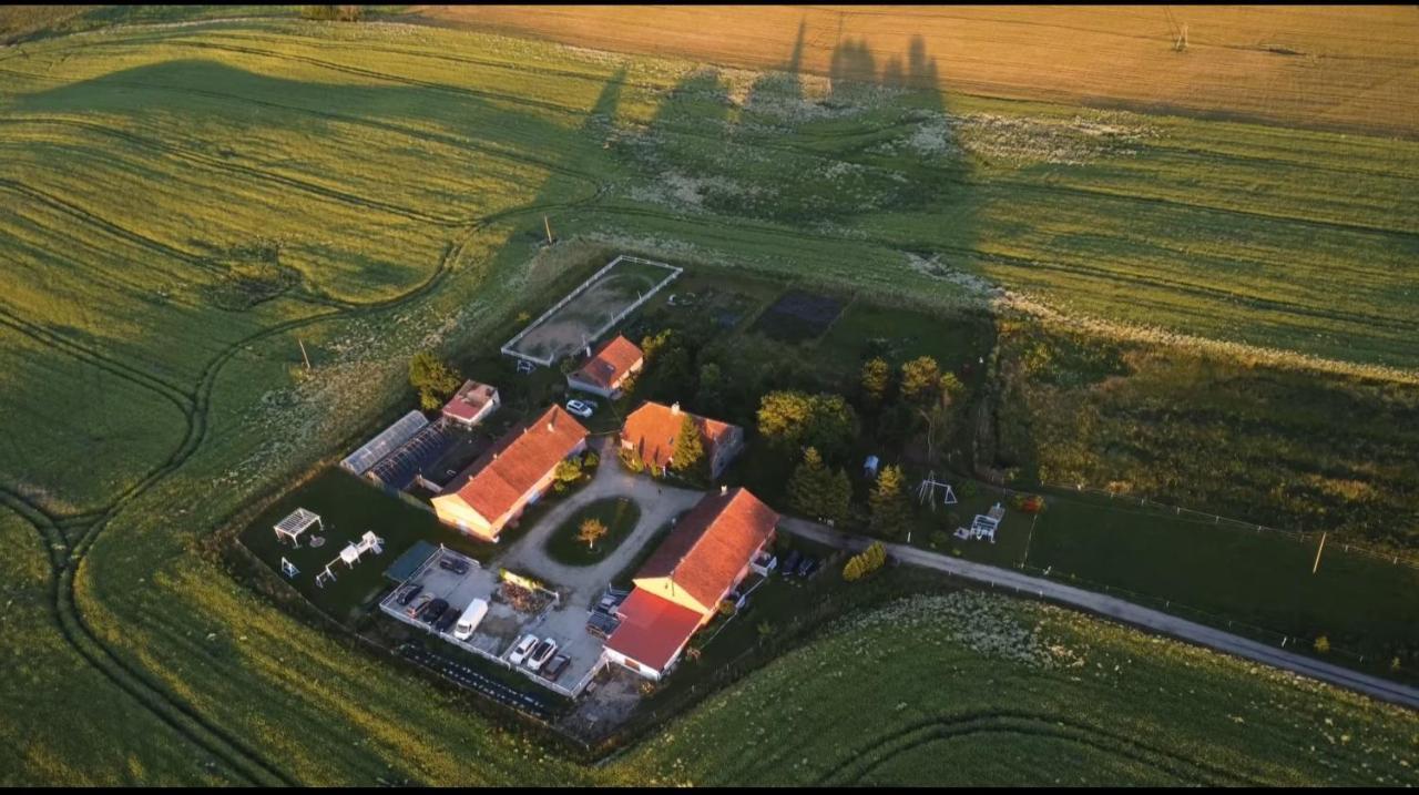 Villa Folwark Malinowy Chrusniak à Bisztynek Extérieur photo